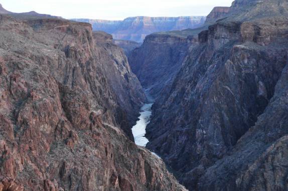 Rio Colorado no canion interior do Grand Canyon, no Arizona, nos Estados Unidos